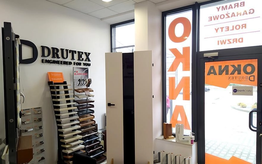 okno i logo firmy drutex